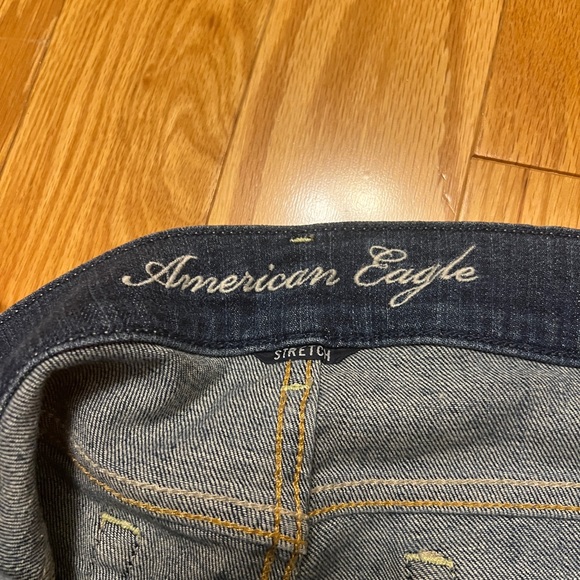 High-Waisted Medium Wash Denim American Eagle Shorts - Picture 3 of 4